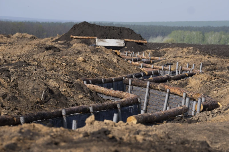 Нещодавно збудована оборонна позиція в полі поблизу російського кордону в Харківській області, Україна, у середу, 17 квітня 2024 року